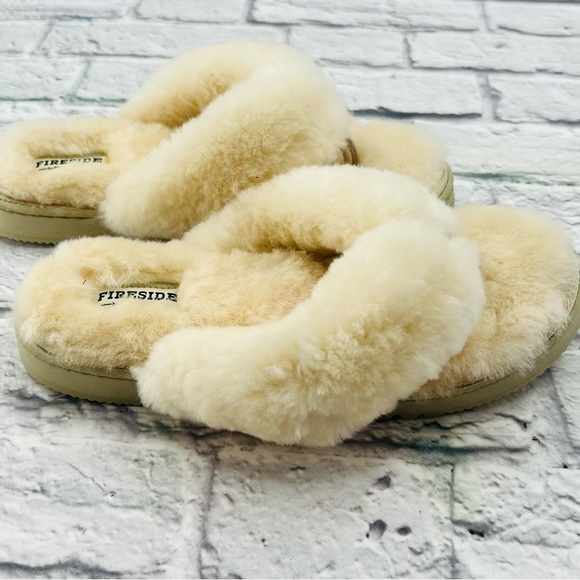 Fireside by Dearfoams Fluffy Cream Slippers Womans Size 10 Plush Fuzzy Cozy - Picture 9 of 9